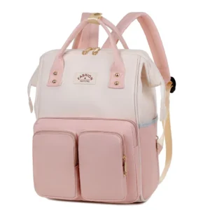 ゴールドの金具と前面のポケットが上品な、ピンクとクリーム色のママ用バックパック