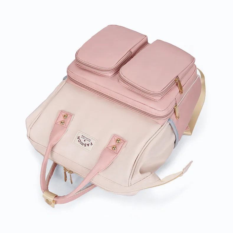 ピンクとベージュのバイカラーで、前面に二つの大きな収納ポケットがある軽量マザーズバッグ