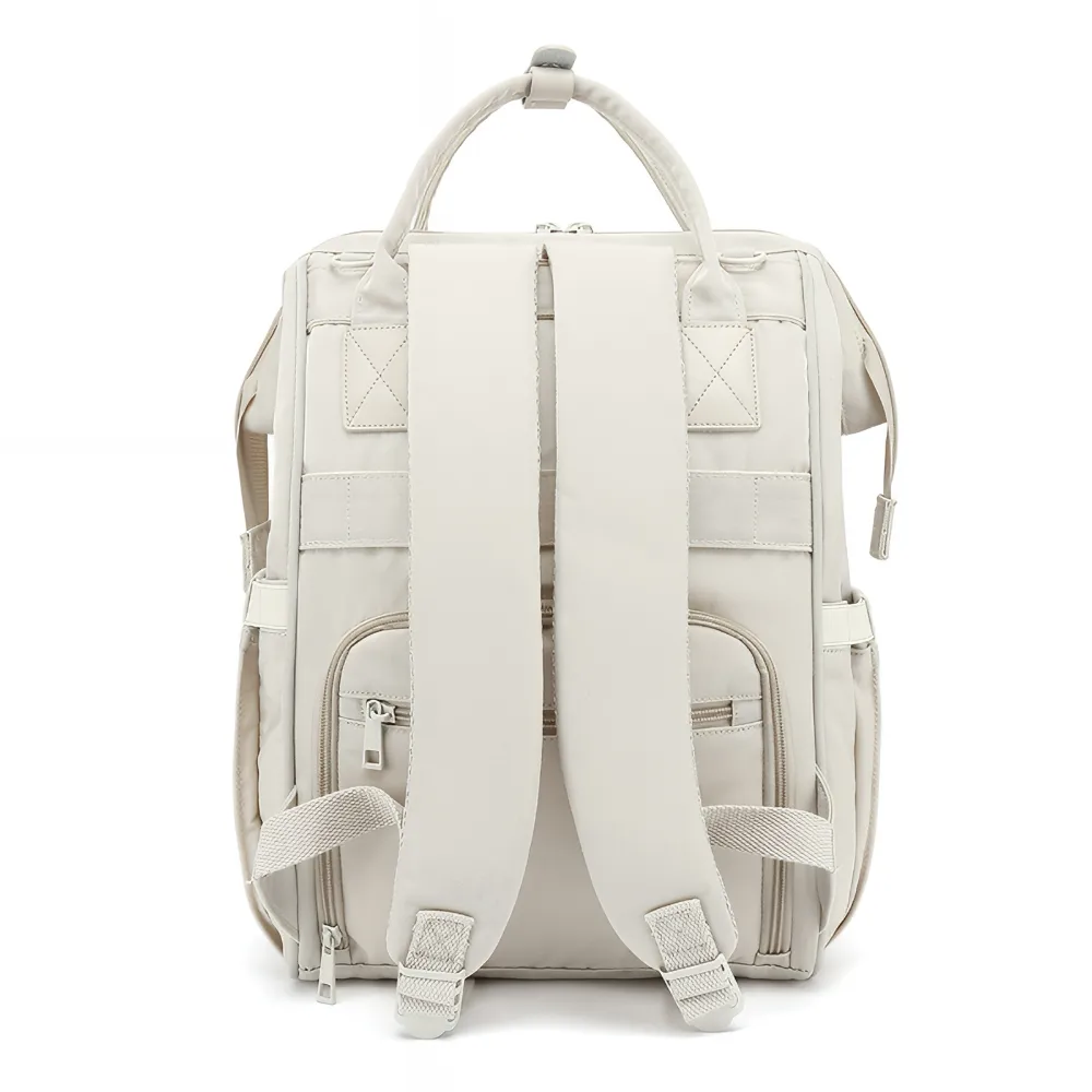 幅広の肩紐と背面のファスナー付き収納が見える、クリーム色の多機能マザーズリュックの後ろ姿。