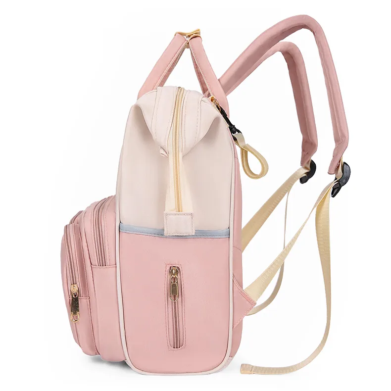 ピンクとベージュのバイカラーがお洒落なリュックの側面、サイドポケットと厚手のショルダーストラップ。